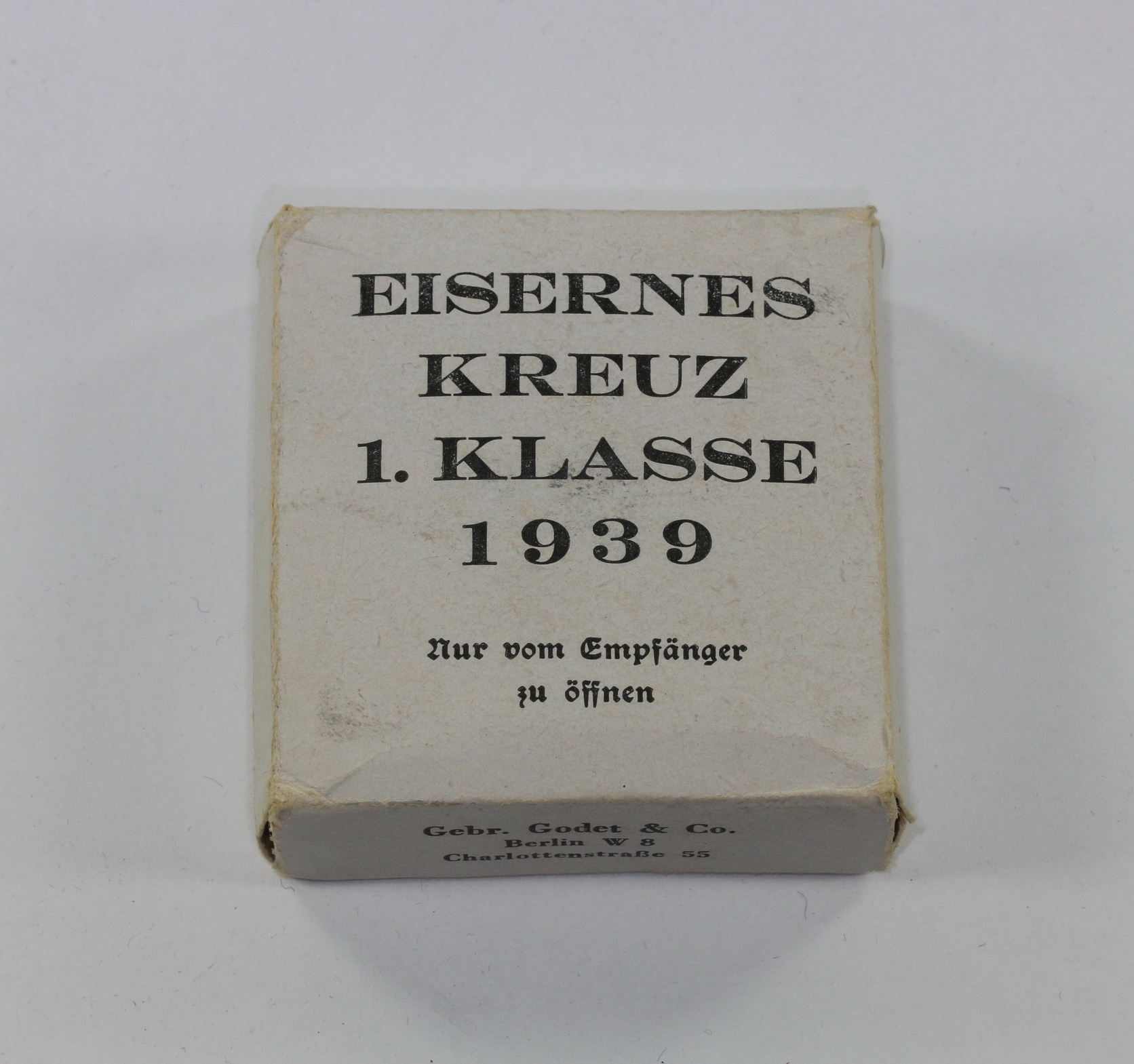 Weißer Umkarton Eisernes Kreuz 1. Klasse 1939, Gebr. Godet & Co. berlin W 8 Charlottenstraße 55 – Bild 1
