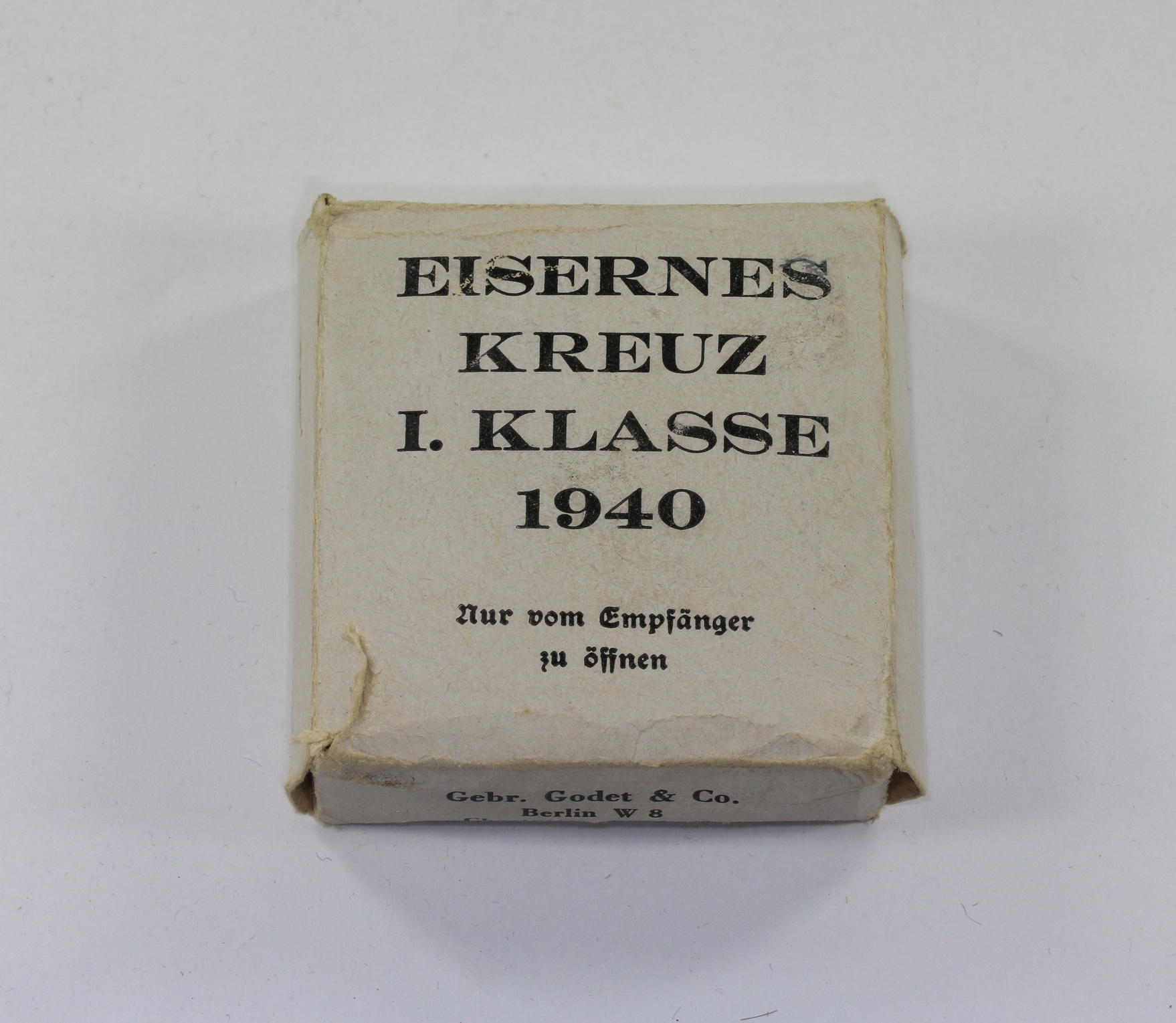 Weißer Umkarton Eisernes Kreuz 1. Klasse 1940 (!), Fehldruck (!), Gebr. Godet & Co. Berlin W 8 Charlottenstraße 55 – Bild 1