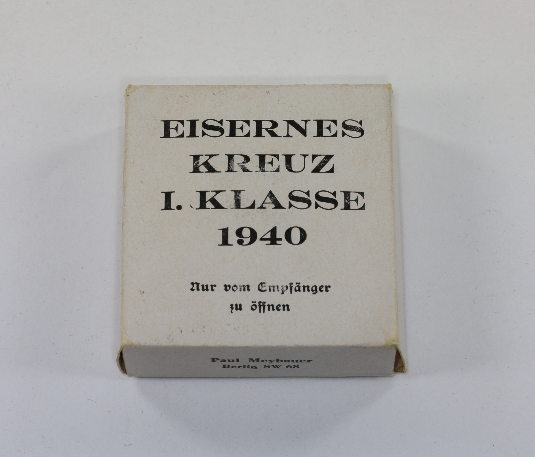 Weißer Umkarton Eisernes Kreuz 1. Klasse 1940 (!), Fehldruck (!), Paul Meybauer Berlin SW 68 – Bild 1