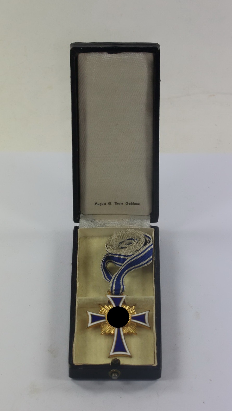 Mutterkreuz in Gold, im Etui August G. Tham Gablonz (1) Mutterkreuz in Gold, im Etui August G. Tham Gablonz – Bild 1