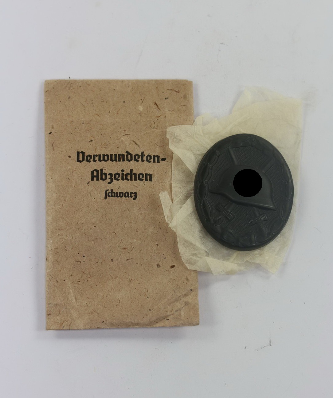 Verwundetenabzeichen in Schwarz 1939, Fritz Kohm, in Verleihungstüte Fritz Kohm, Pforzheim (1) Verwundetenabzeichen in Schwarz 1939, Fritz Kohm, in Verleihungstüte Fritz Kohm, Pforzheim – Bild 1