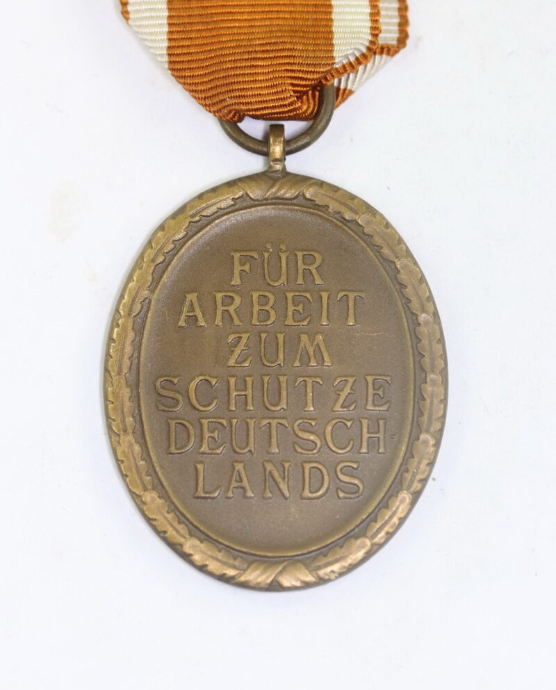 Deutsches Schutzwall Ehrenzeichen (Buntmetall) – Bild 2