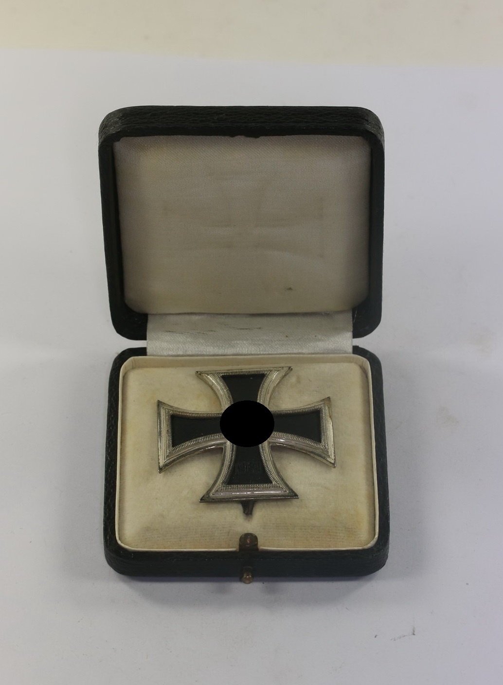 Eisernes Kreuz 1. Klasse 1939, Schinkel Variante, Wilhelm Deumer, Lüdenscheid, magnetisch, im Etui (1) Eisernes Kreuz 1. Klasse 1939, Schinkel Variante, Wilhelm Deumer, Lüdenscheid, magnetisch, im Etui – Bild 1