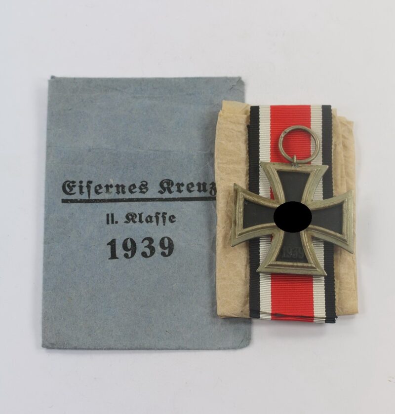 Eisernes Kreuz 2. Klasse 1939, Hst. 23 in kleiner Verleihungstüte Arbeitsgemeinschaft in der Graveur und Ziselierinnung Berlin