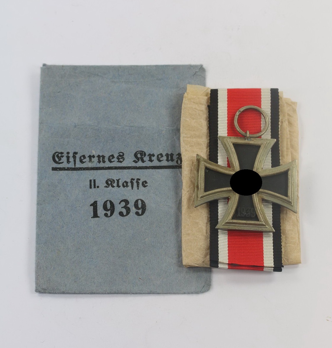 Eisernes Kreuz 2. Klasse 1939, Hst. 23 in kleiner Verleihungstüte Arbeitsgemeinschaft in der Graveur und Ziselierinnung Berlin (1) Eisernes Kreuz 2. Klasse 1939, Hst. 23 in kleiner Verleihungstüte Arbeitsgemeinschaft in der Graveur und Ziselierinnung Berlin – Bild 1
