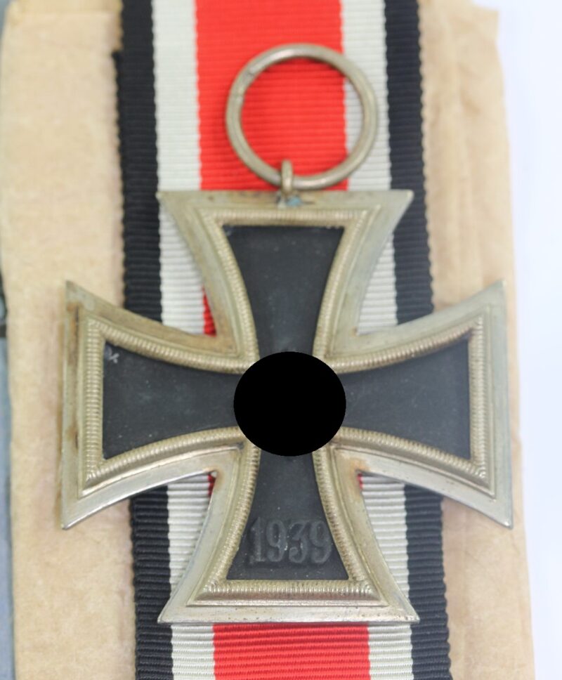 Eisernes Kreuz 2. Klasse 1939, Hst. 23 in kleiner Verleihungstüte Arbeitsgemeinschaft in der Graveur und Ziselierinnung Berlin – Bild 3