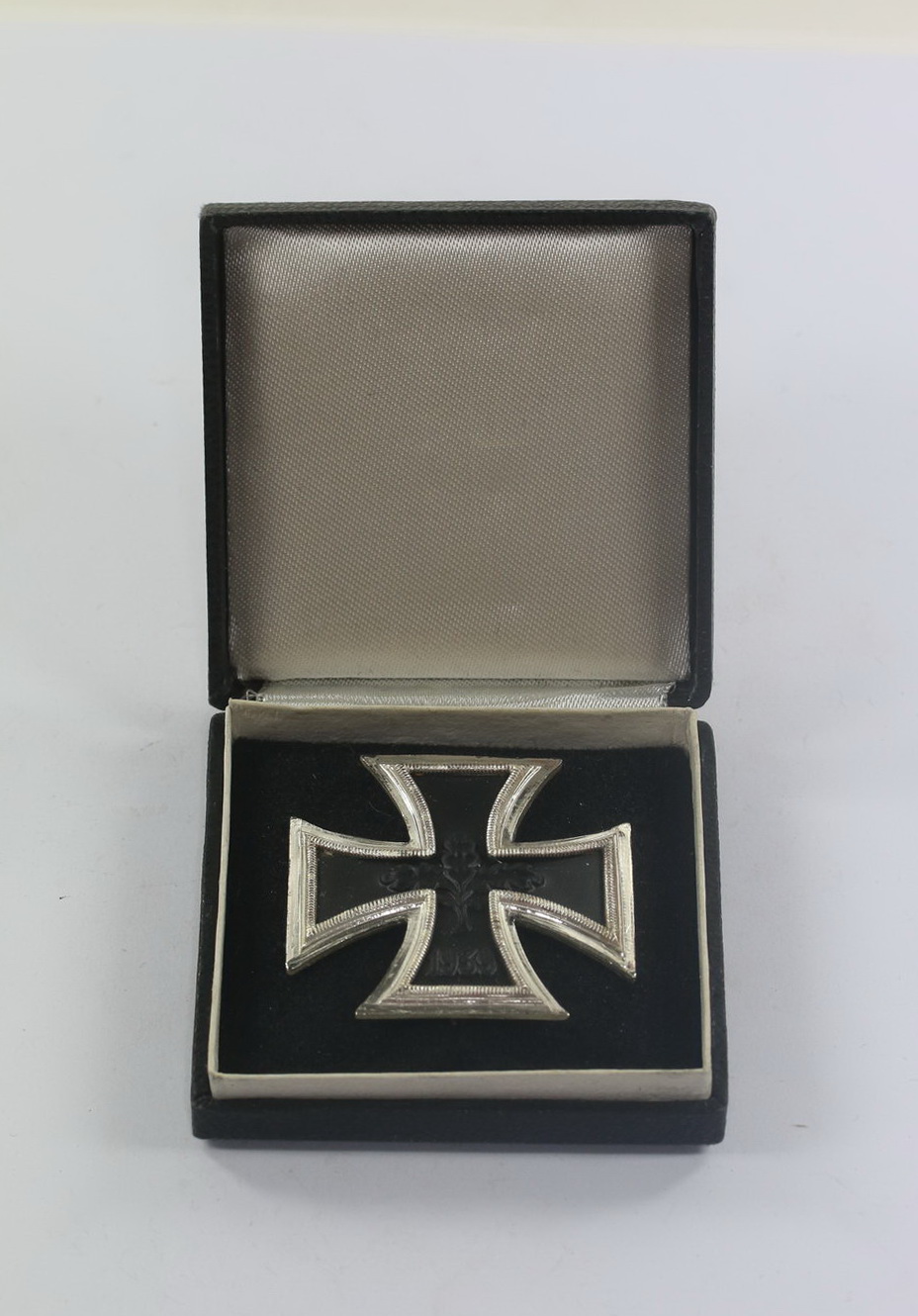 IMG_4436_Bildgröße ändern Eisernes Kreuz 1. Klasse 1939, Ausführung 1957, Steinhauer & Lück, Lüdenscheid, im Etui – Bild 1