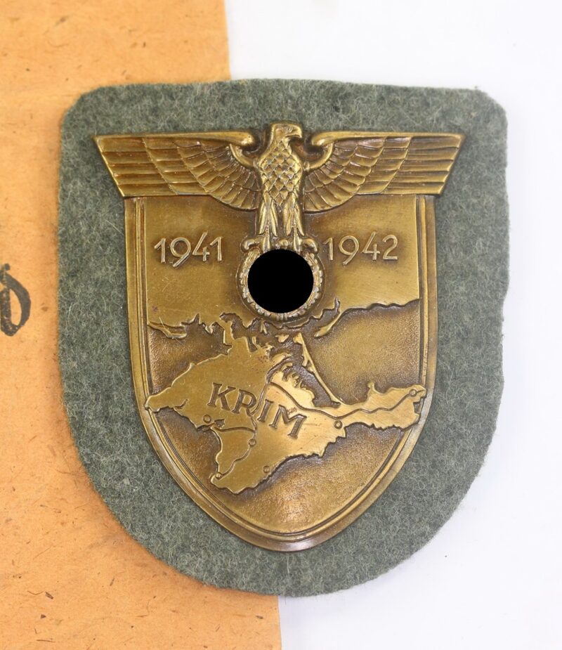 Krimschild auf Heeresstoff, in Verleihungstüte, Friedrich Orth Wien 56 – Bild 2