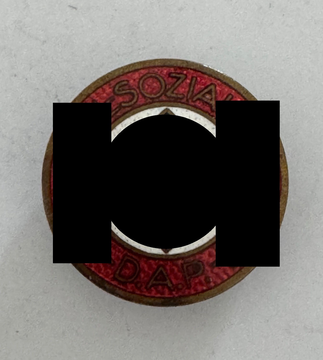 NSDAP Parteiabzeichen, Hst. RZM M1137 (Richard Simm & Söhne, Gablonz), Knopfloch Variante (1) NSDAP Parteiabzeichen, Hst. RZM M1/137 (Richard Simm & Söhne, Gablonz), Knopfloch Variante – Bild 1