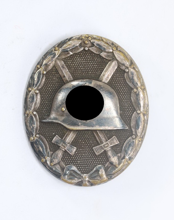 Verwundetenabzeichen in Silber 1939, Hst. 30 (Hauptmünzamt Wien), Variante mit der breiten Nadel (1) Verwundetenabzeichen in Silber 1939, Hst. 30 (Hauptmünzamt Wien), Variante mit der breiten Nadel – Bild 1