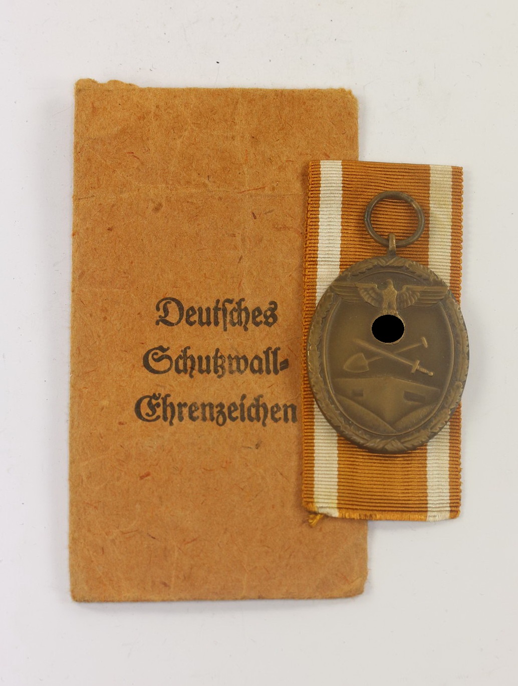 Deutsches Schutzwall Ehrenzeichen, in Verleihungstüte Karl Poellath Schrobenhausen (1) Deutsches Schutzwall Ehrenzeichen, in Verleihungstüte Karl Poellath Schrobenhausen – Bild 1