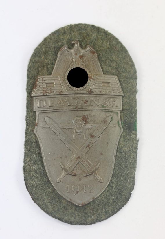 Demjanskschild auf Heeresstoff, Typ 4.5 (Eisen) (1)