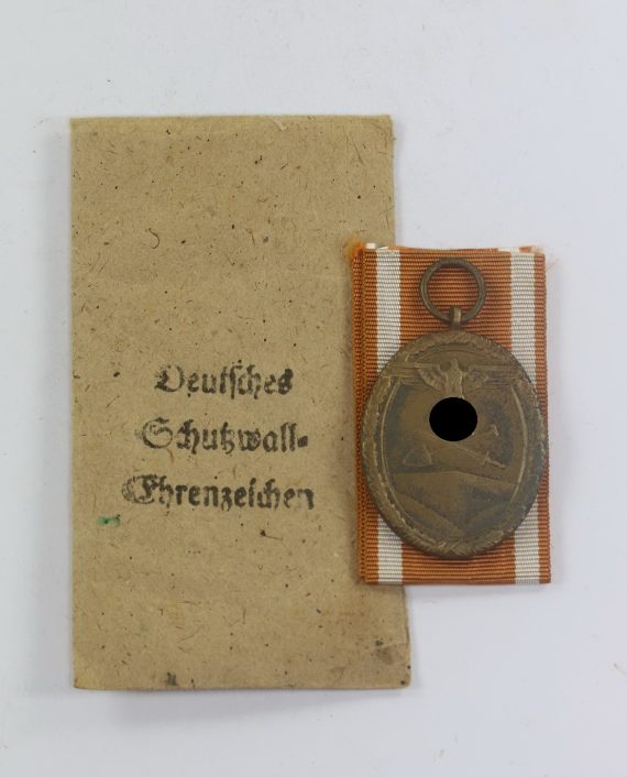 Deutsches Schutzwall Ehrenzeichen, in Verleihungstüte Karl Poellath Schrobenhansen (1)