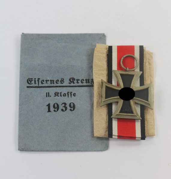 Eisernes Kreuz 2. Klasse 1939, Hst. 23 in kleiner Verleihungstüte Arbeitsgemeinschaft in der Graveur und Ziselierinnung Berlin (1)