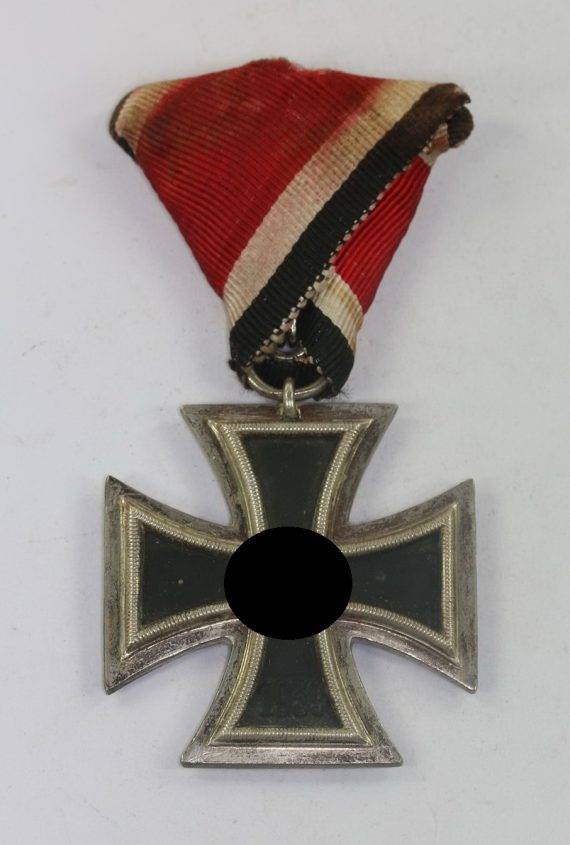 Eisernes Kreuz 2. Klasse 1939, Hst. 24 (Arbeitsgemeinschaft der Hanauer Plakettenhersteller, Hanau), an Dreiecksband (1)