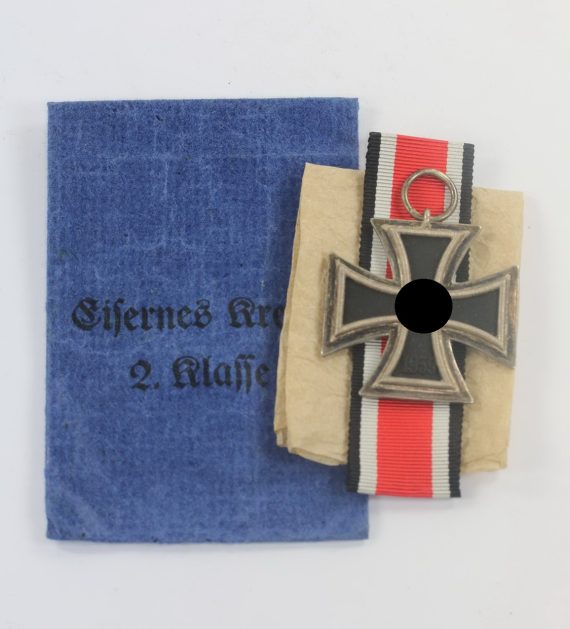Eisernes Kreuz 2. Klasse 1939, Hst. 24 in kleiner (!), blauer Verleihungstüte Arbeitsgemeinschaft der Hanauer Plakettenhersteller (1)