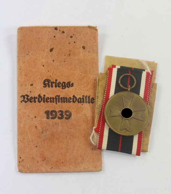 Kriegsverdienstmedaille, in Verleihungstüte Franz Klamt & Söne GablonzNeiße (1)