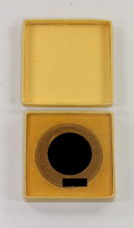Medaille, Der Einer und Führer aller Deutschen, Das Großdeutsche Reich ist erstanden, 13.3.1938 29.29.1938, Bronze, Hauptmünzamt Wien, im Etui (1)