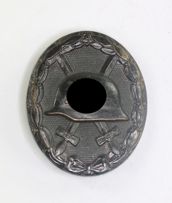Verwundetenabzeichen in Schwarz 1939, Hst. 118 (A. Menz & Sohn, Wien), Buntmetall (!), auf der Nadel (1)