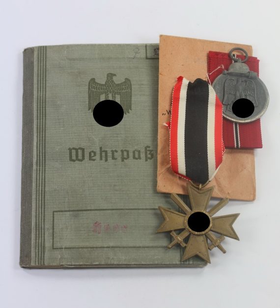 Wehrmpaß + Ostmedaille in Verleihungstüte und Kriegsverdienstkreuz 2. Klasse mit Schwertern (1)