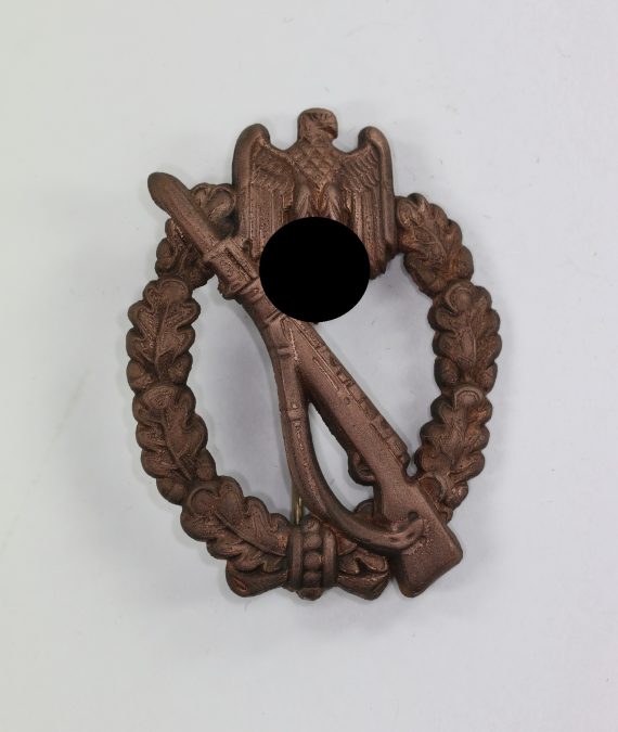 infanterie_sturmabzeichen_in_bronze_hersteller_a_im_gewehr_kolben_hohl_gepr_gt_1__1